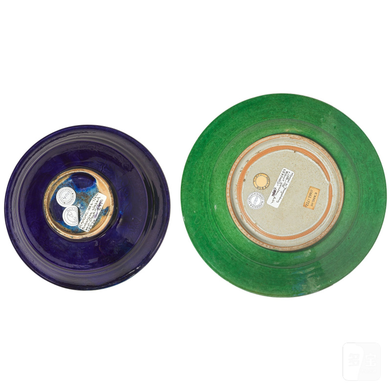 清康熙 茄皮紫釉蓮紋盌及綠釉盤 | AN AUBERGINE-GLAZED 'LOTUS' BOWL AND A BISCUIT GREEN-GLAZED DISH - 图3
